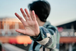 Grenzen setzen lernen. Erfahre, warum Grenzen setzen lernen der Schlüssel zu echter Selbstfürsorge ist und wie du es ohne schlechtes Gewissen umsetzt.